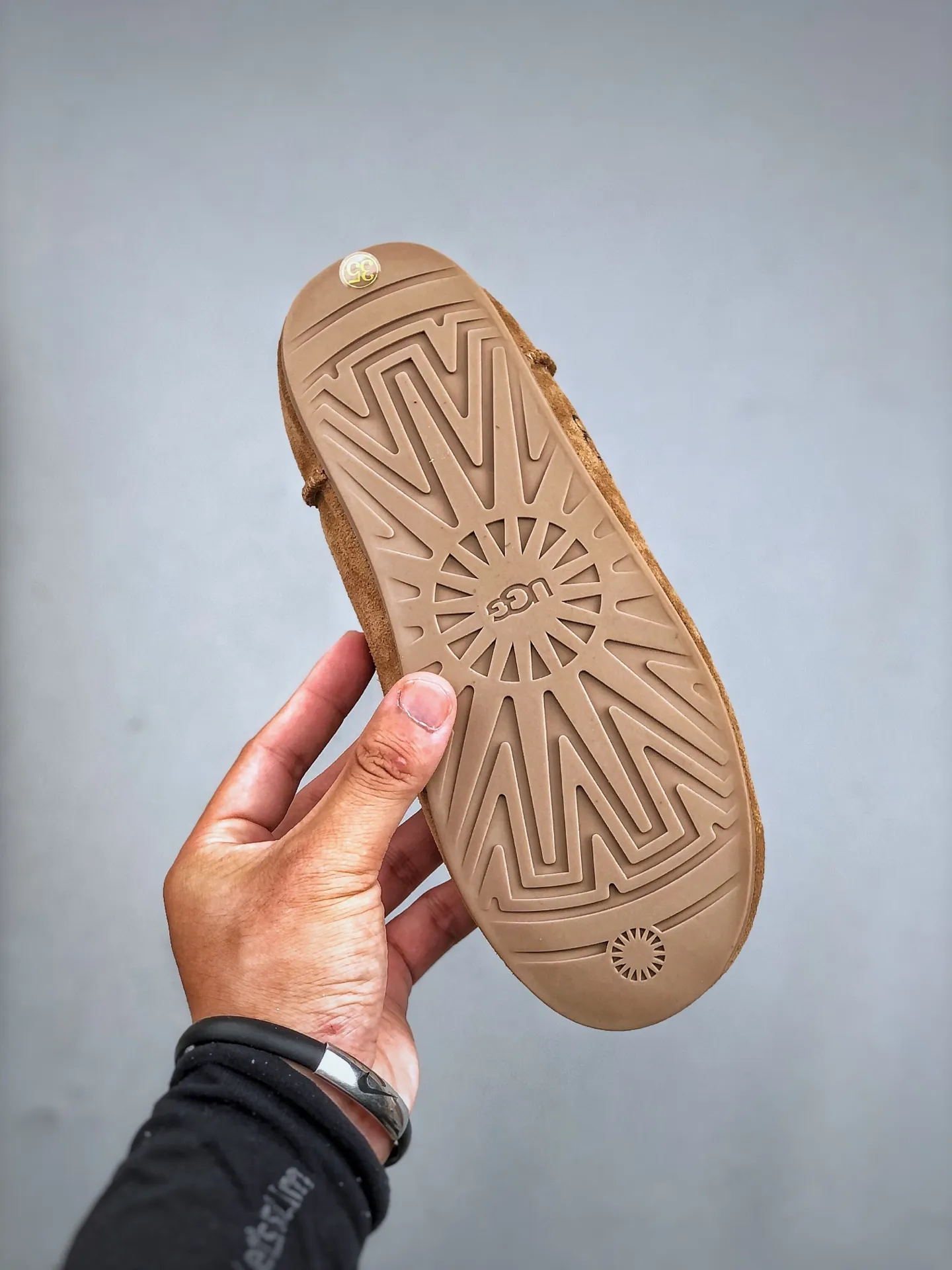 Local pick-up💰560 supports store placement. The top version of ugg on the market. 25 new models. UGG Classic Micro. Classic super mini. Classic boot type with lower cut design. Easy to match at home and out. Produced by a large foreign trade factory in Guangzhou. Toe to insole. Genuine sheep fur integrated. Independent outer box packaging. Chip with waterproof technology. Different from any version on the market. Independently developed original outsole and cashmere insole to keep you warm in winter and suitable for home use. In recent years, uug has launched a style series that is partially geared towards the preferences of young consumers and has also moved to the forefront of fashion trends. Shoe body material Water-repellent coated suede upper 17 mm UGGPURE™ implanted wool insole Lightweight non-slip and comfortable rubber outsole With brand LOGO trademark Comes with a full set of packaging Size: 35-40